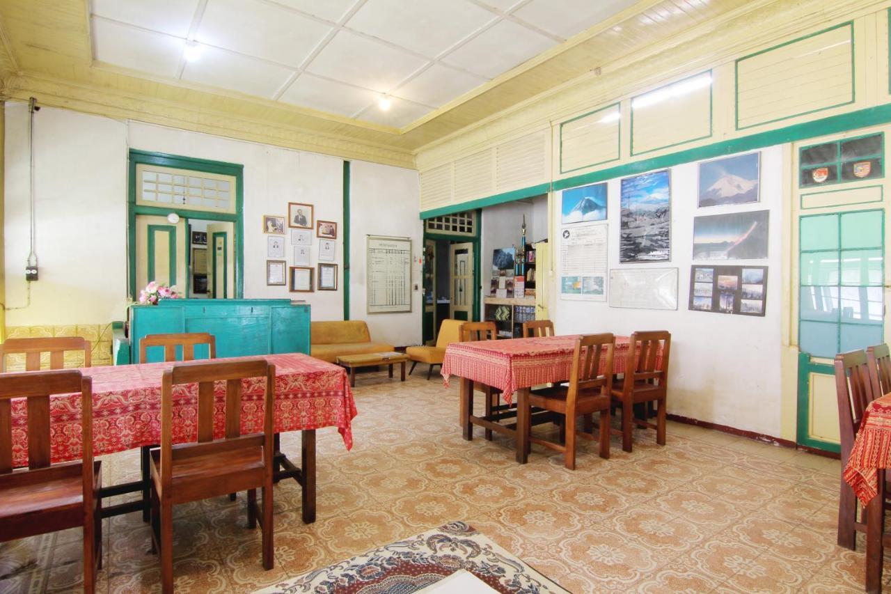 Vogels Hostel Yogyakarta Exterior photo